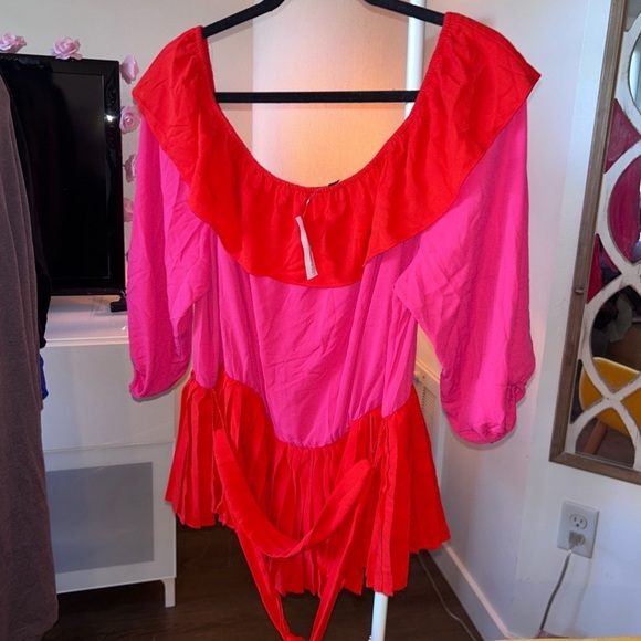 NWT! Colorblock red & fuchsia pink off-shoulder pleated peplum blouse +belt - Picture 3 of 6